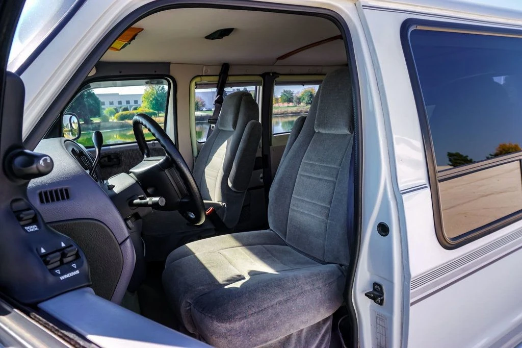 1999 Dodge Ram Van - Image 9 of 12