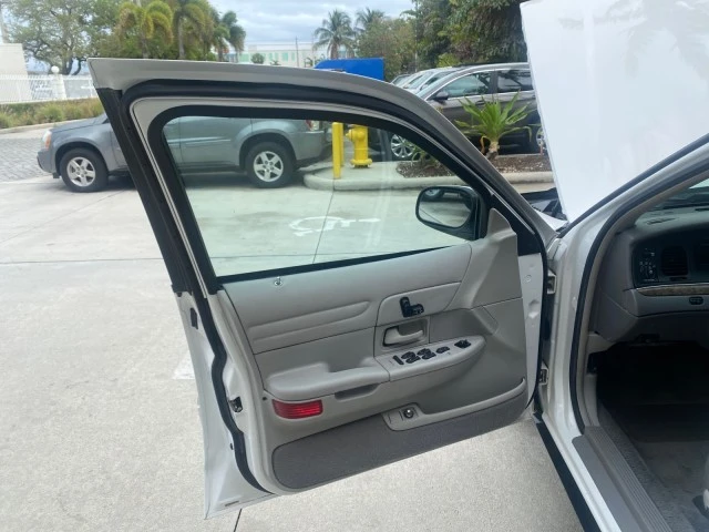 1999 Ford Crown Victoria - Image 10 of 21