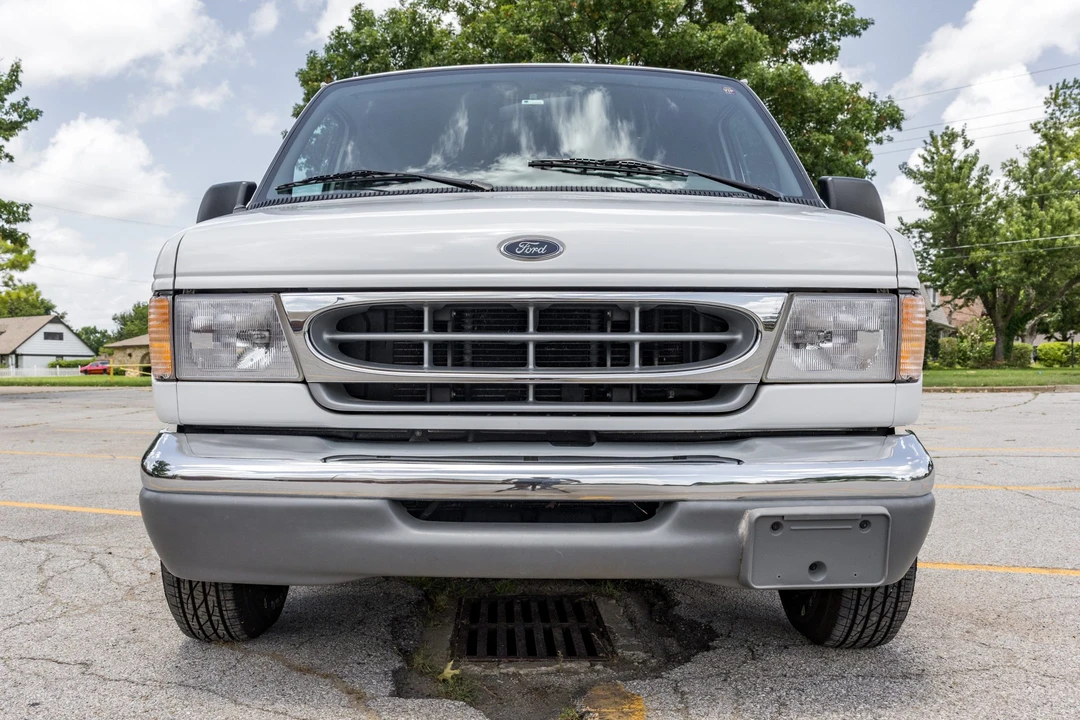 1999 Ford Econoline Van - Image 10 of 31