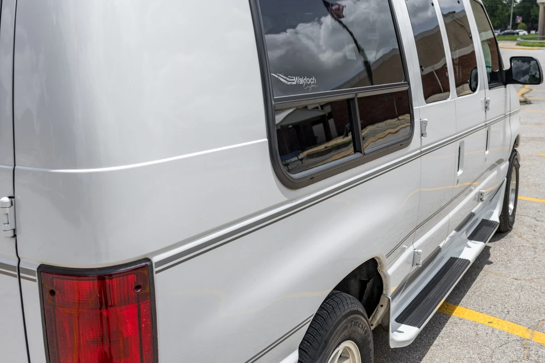 1999 Ford Econoline Van - Image 17 of 31