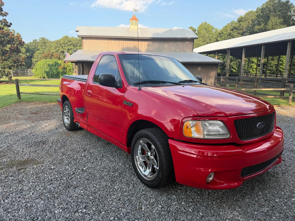 1999 Ford F-150 SVT Lightning 10th Gen - Image 13 of 31