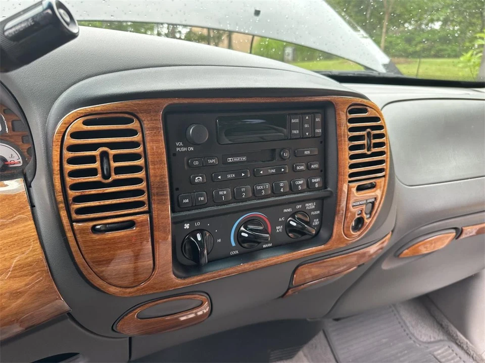 1999 Ford F-150 SVT Lightning 10th Gen - Image 27 of 31