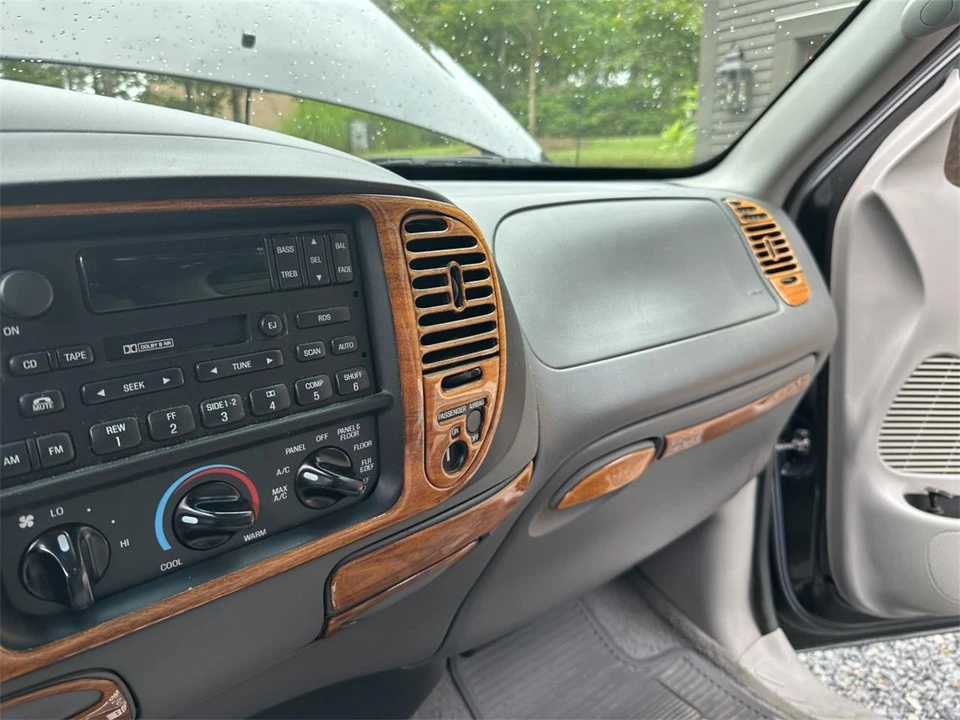 1999 Ford F-150 SVT Lightning 10th Gen - Image 28 of 31