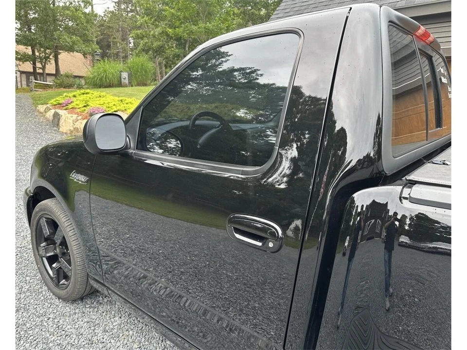 1999 Ford F-150 SVT Lightning 10th Gen - Image 16 of 31