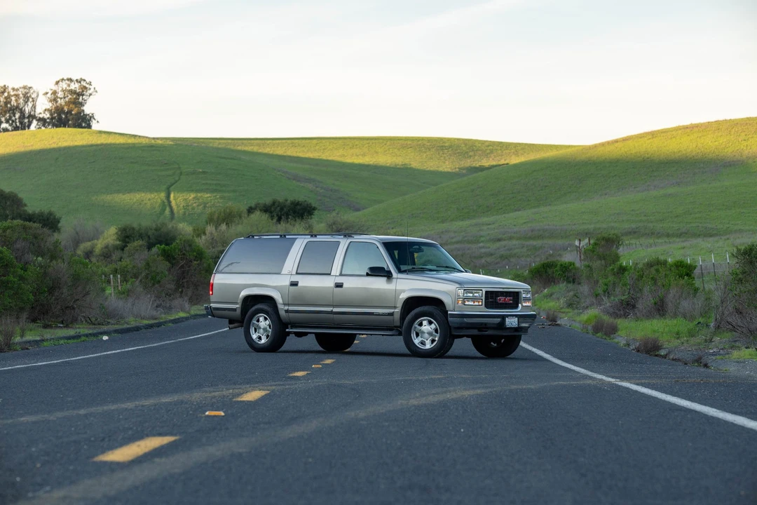 1999 GMC Suburban 8th Gen - Image 2 of 31