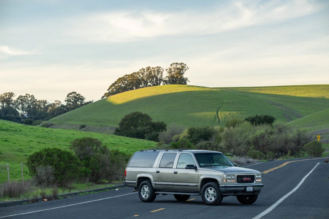 1999 GMC Suburban 8th Gen - Image 3 of 31