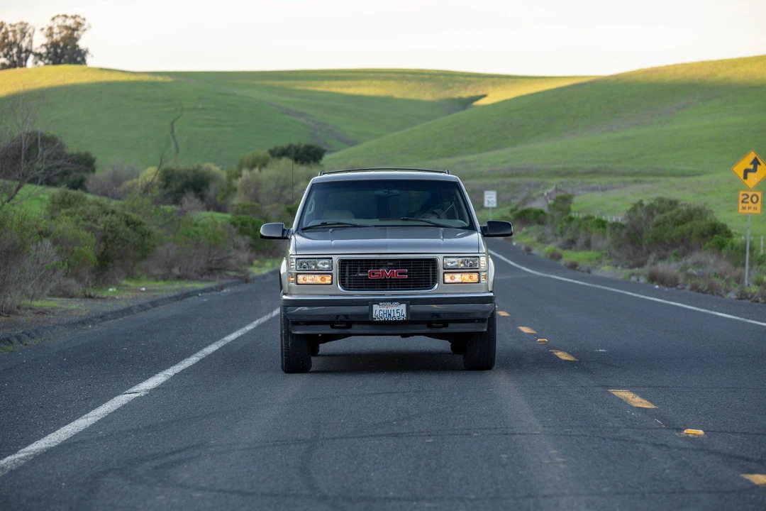 1999 GMC Suburban 8th Gen - Image 4 of 31