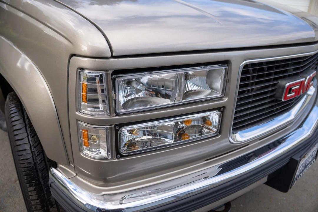 1999 GMC Suburban 8th Gen - Image 30 of 31