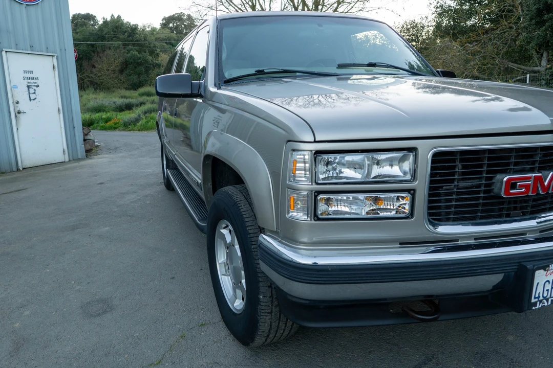 1999 GMC Suburban 8th Gen - Image 28 of 31