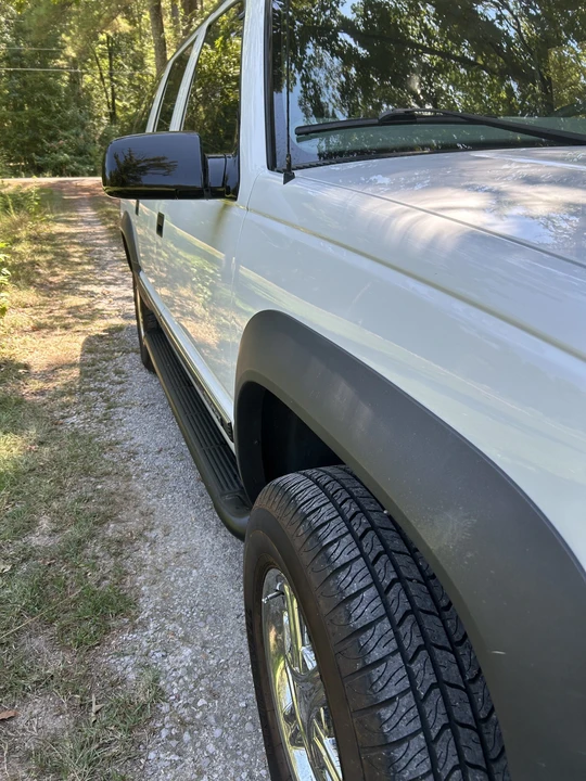 1999 GMC Suburban 8th Gen - Image 3 of 31