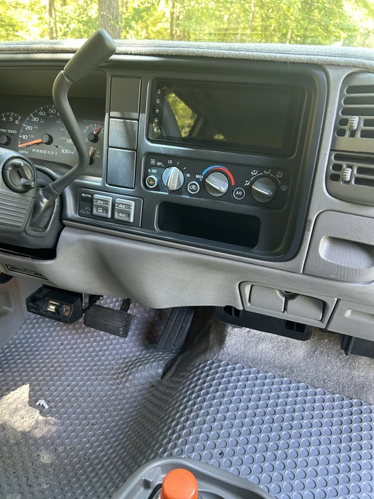 1999 GMC Suburban 8th Gen - Image 22 of 31