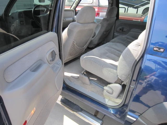1999 GMC Suburban 8th Gen - Image 26 of 31