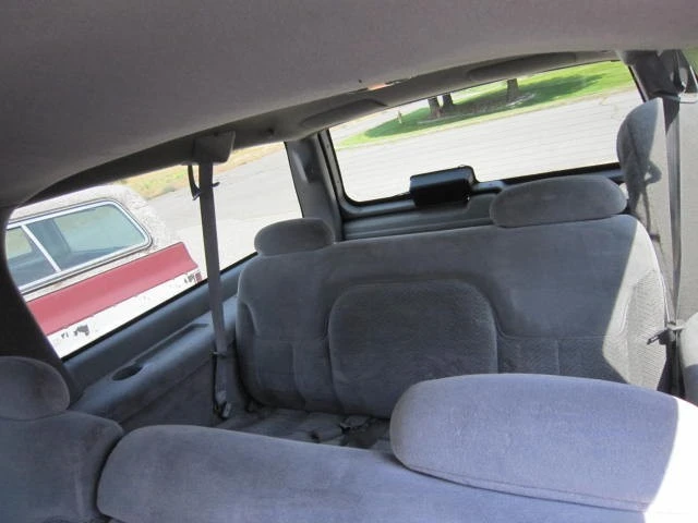 1999 GMC Suburban 8th Gen - Image 28 of 31