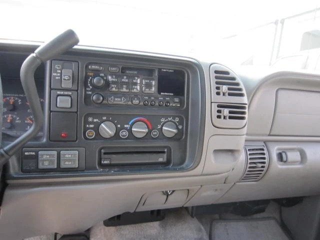 1999 GMC Suburban 8th Gen - Image 22 of 31