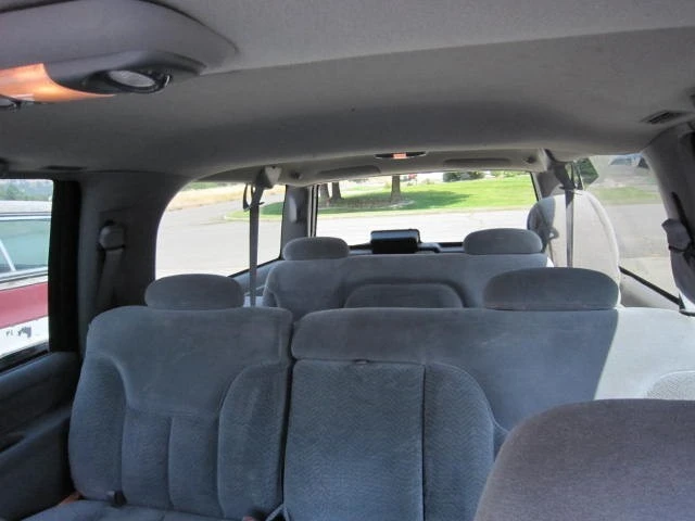 1999 GMC Suburban 8th Gen - Image 24 of 31