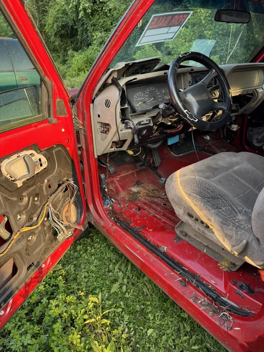 1999 GMC Suburban 8th Gen - Image 11 of 20