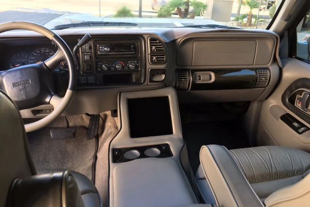 1999 GMC Suburban 8th Gen - Image 4 of 5