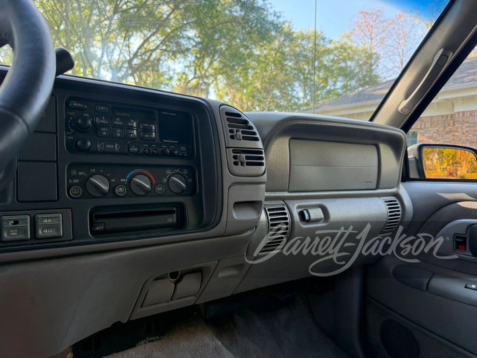 1999 GMC Suburban - Image 6 of 31