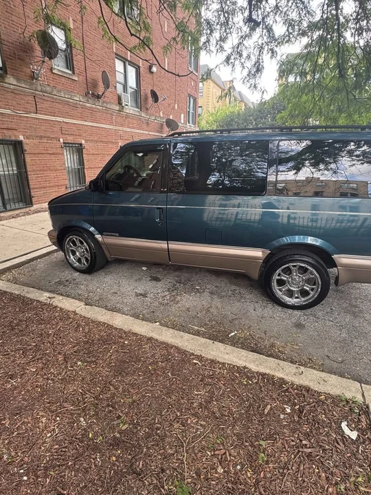 1999 GMC Savana - Image 2 of 11