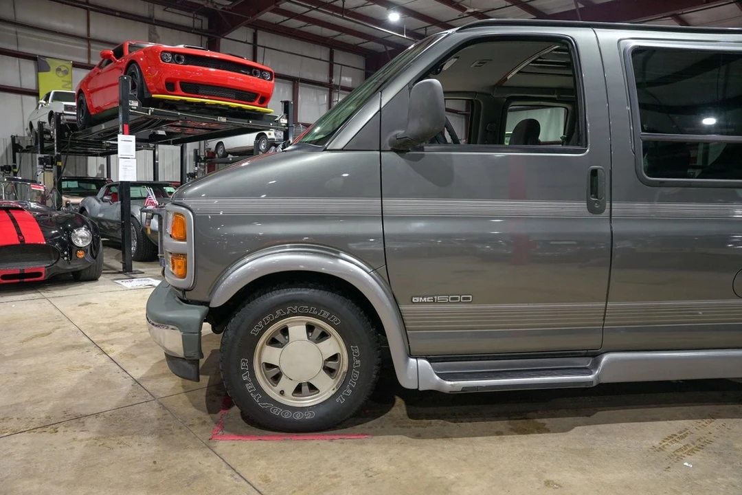 1999 GMC Savana - Image 3 of 12