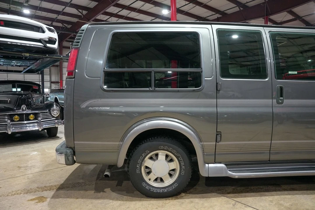 1999 GMC Savana - Image 9 of 21