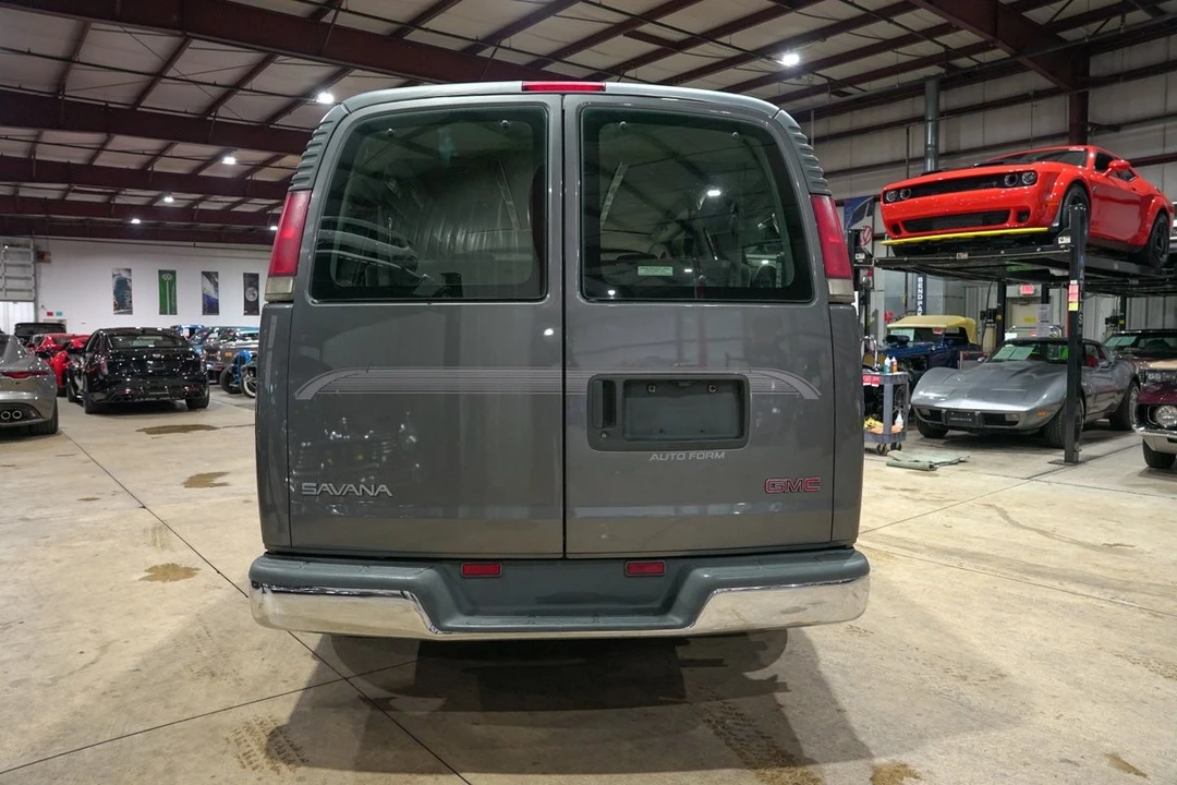 1999 GMC Savana - Image 7 of 12