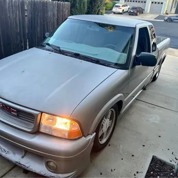 1999 GMC Sonoma Extended Cab SLS Pickup 3D 6 ft