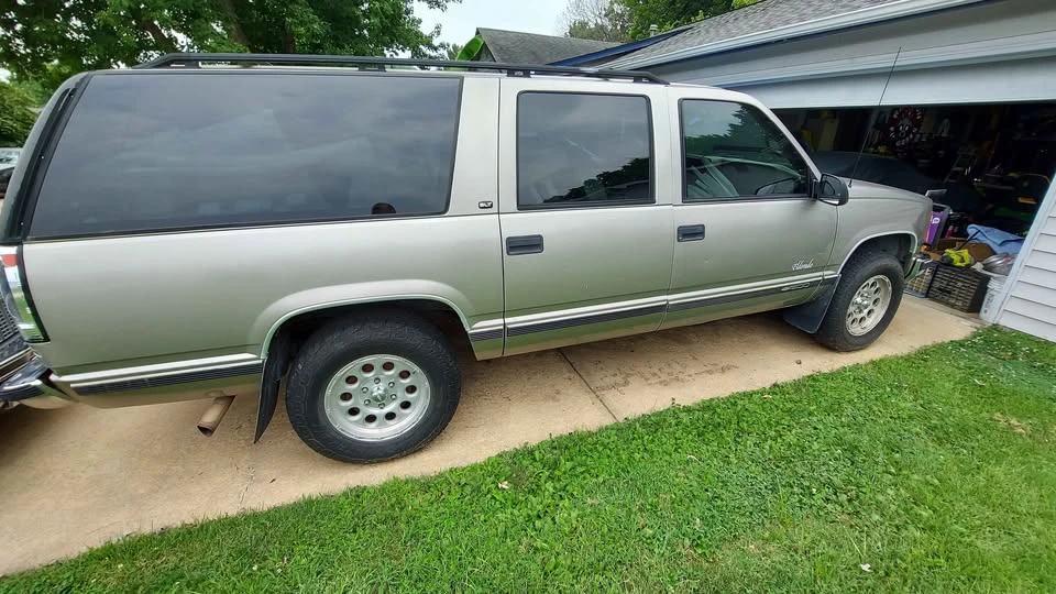 1999 GMC Suburban 8th Gen - Image 3 of 10