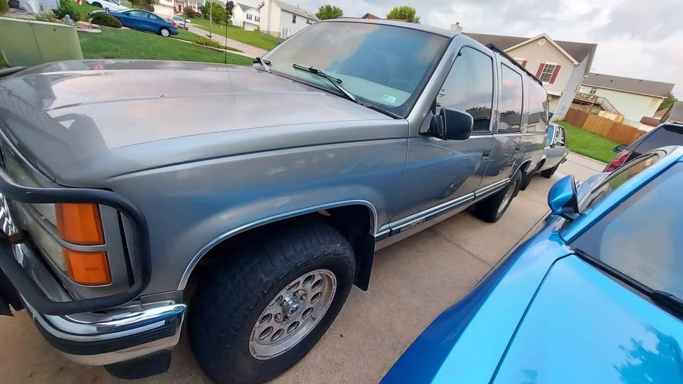 1999 GMC Suburban 8th Gen - Image 2 of 10