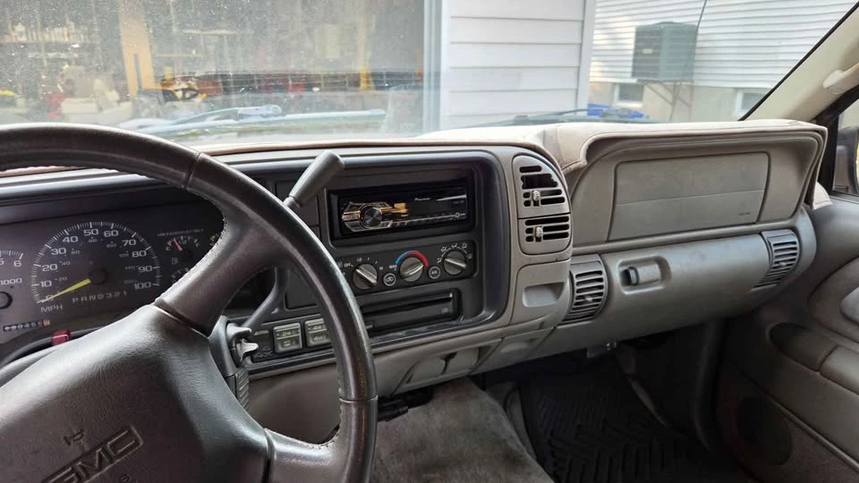 1999 GMC Suburban 8th Gen - Image 6 of 10