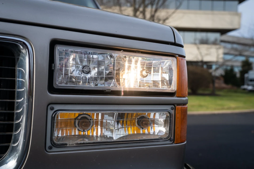 1999 GMC Suburban 8th Gen - Image 26 of 31