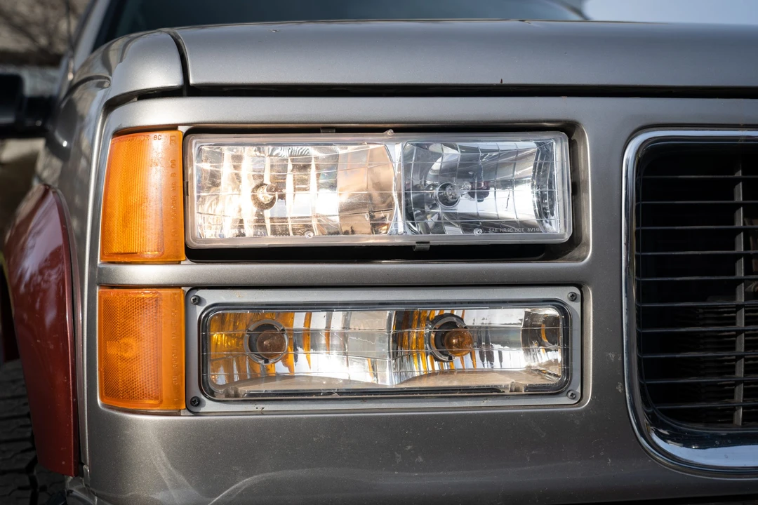 1999 GMC Suburban 8th Gen - Image 25 of 31