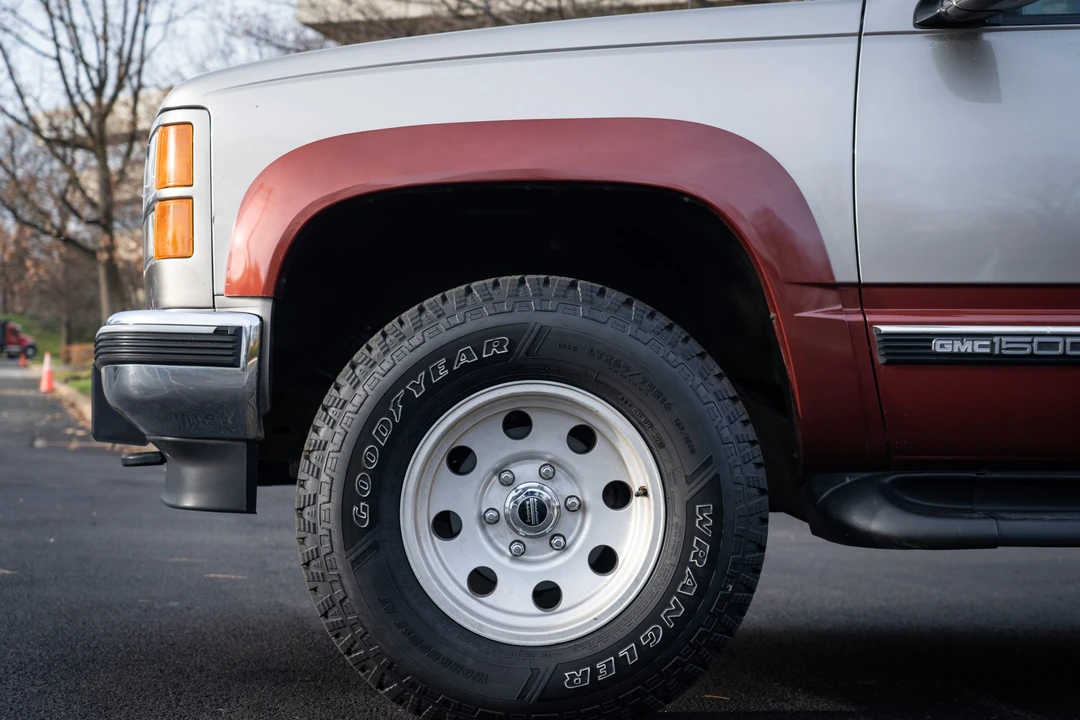 1999 GMC Suburban 8th Gen - Image 31 of 31