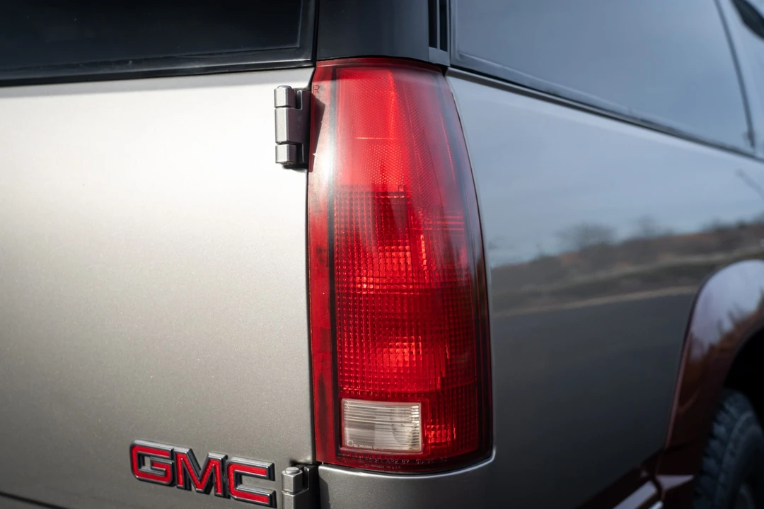 1999 GMC Suburban 8th Gen - Image 21 of 31