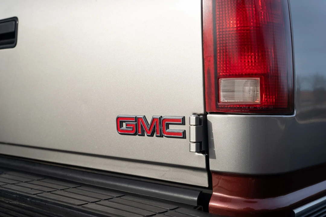 1999 GMC Suburban 8th Gen - Image 19 of 31