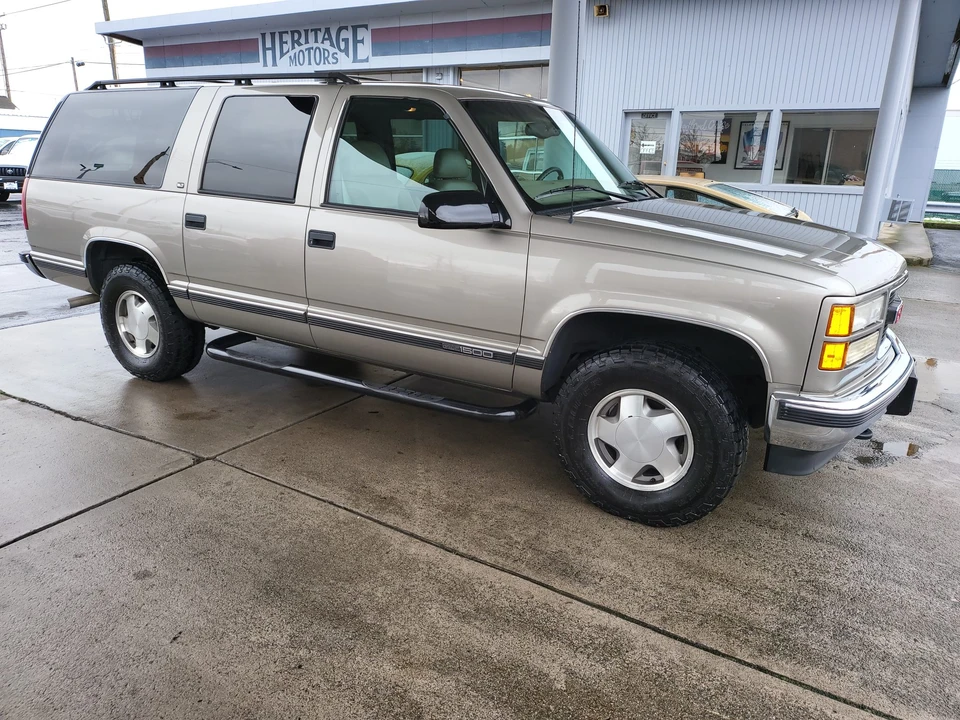 1999 GMC Suburban 8th Gen - Image 8 of 31