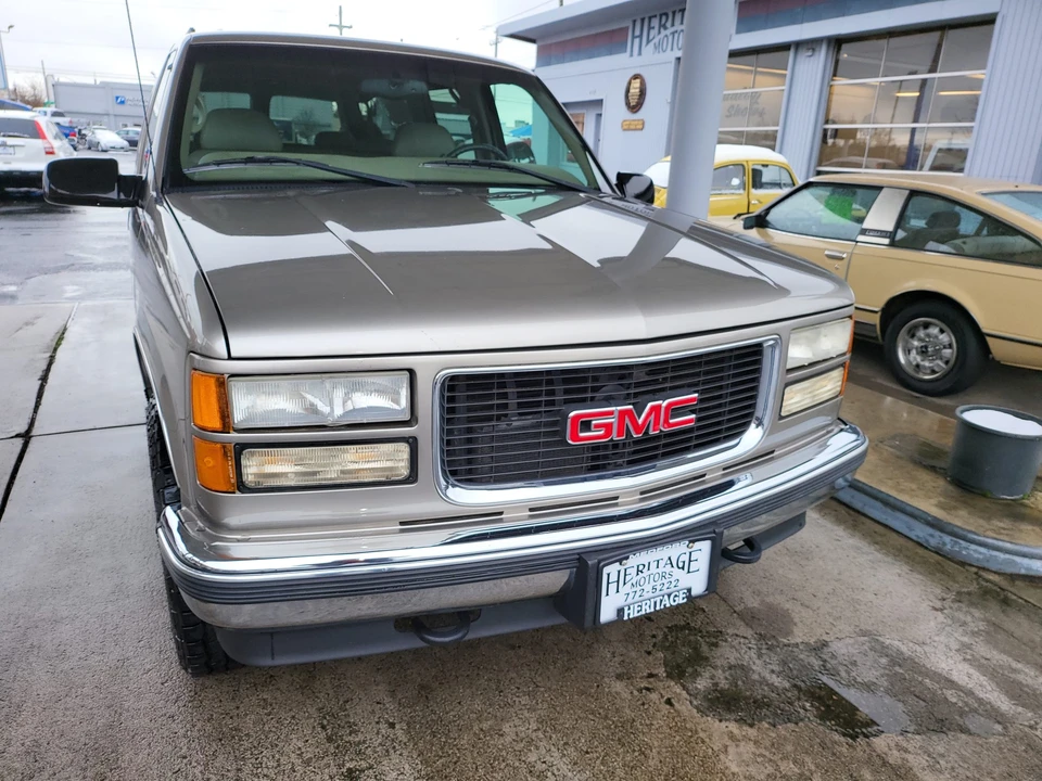 1999 GMC Suburban 8th Gen - Image 10 of 31