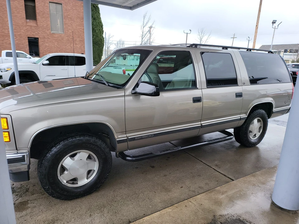 1999 GMC Suburban 8th Gen - Image 3 of 31