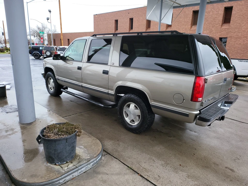 1999 GMC Suburban 8th Gen - Image 4 of 31