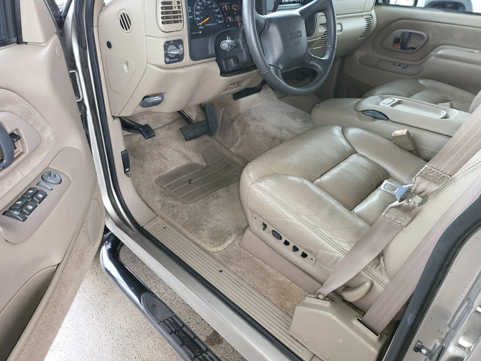 1999 GMC Suburban 8th Gen - Image 27 of 31