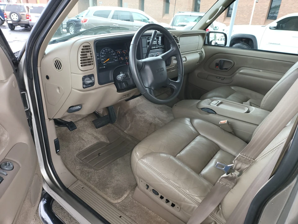 1999 GMC Suburban 8th Gen - Image 25 of 31