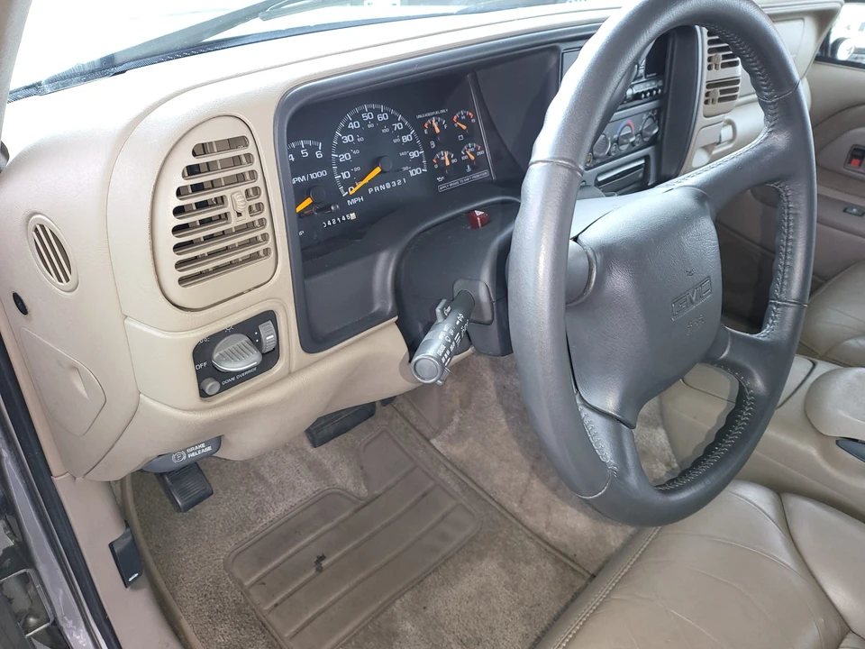 1999 GMC Suburban 8th Gen - Image 26 of 31