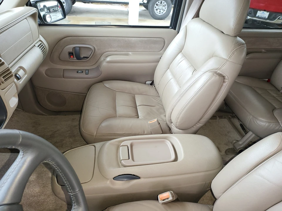 1999 GMC Suburban 8th Gen - Image 29 of 31