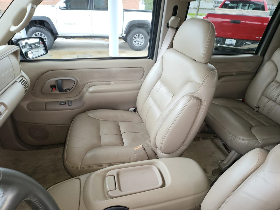1999 GMC Suburban 8th Gen - Image 28 of 31