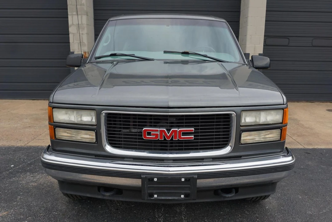 1999 GMC Suburban 8th Gen - Image 2 of 5
