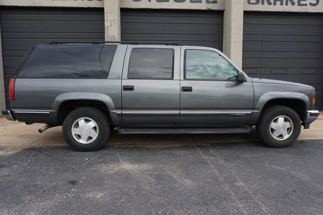 1999 GMC Suburban 8th Gen - Image 3 of 5