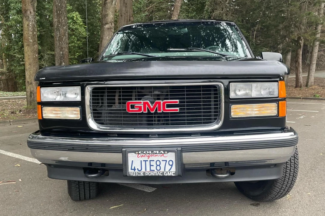 1999 GMC Suburban 8th Gen - Image 2 of 17