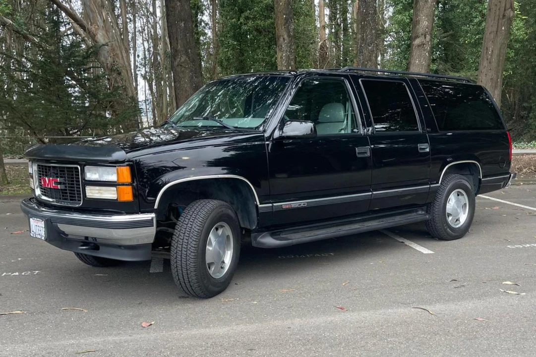 1999 GMC Suburban 8th Gen - Image 3 of 17