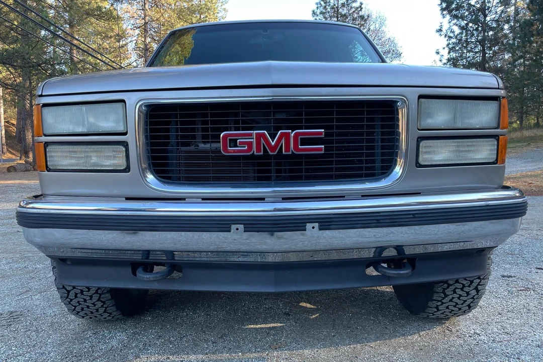 1999 GMC Suburban 8th Gen - Image 2 of 31