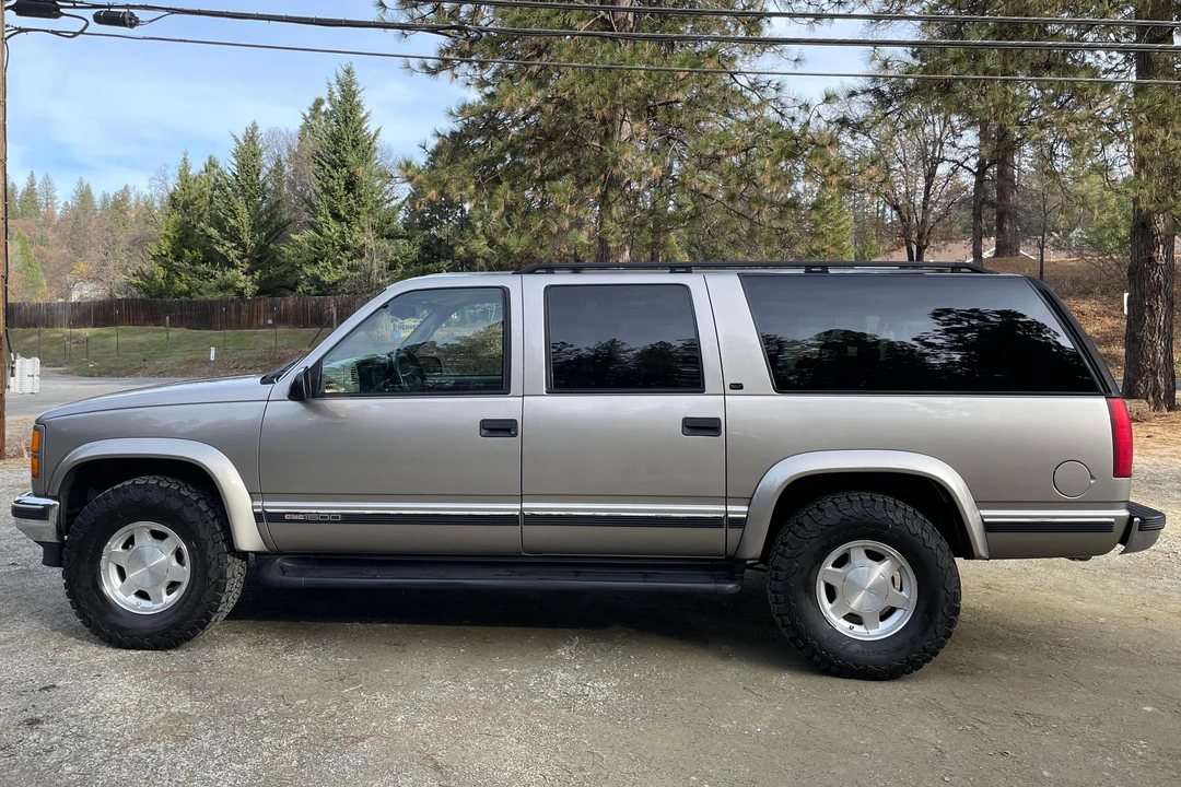 1999 GMC Suburban 8th Gen - Image 3 of 31